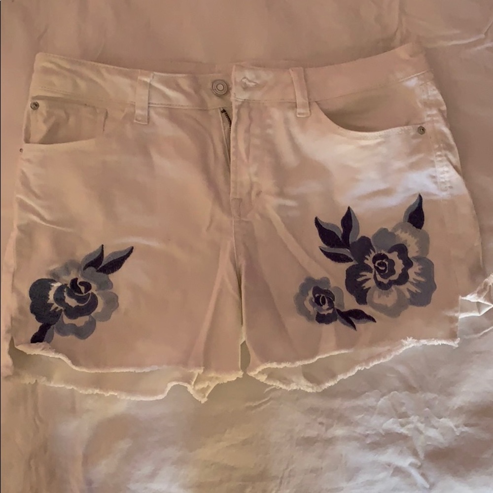 White jean shorts with blue embroidered roses